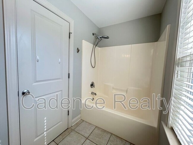 Building Photo - 814 Lambrook Dr