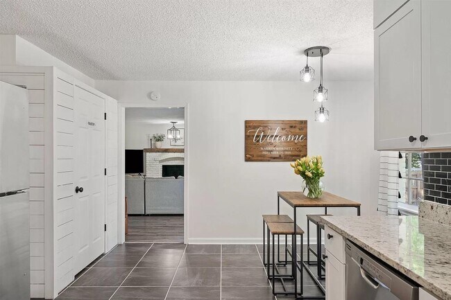 Building Photo - 8081 Ridgetown Ln