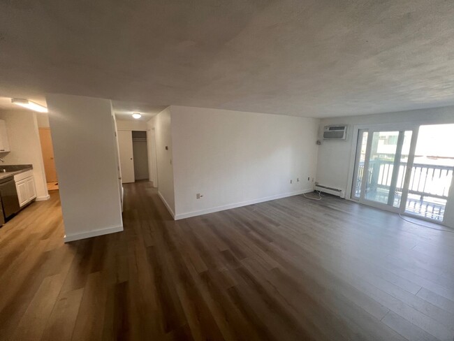 Building Photo - Beautifully Remodeled 3 bedroom Condo in H...