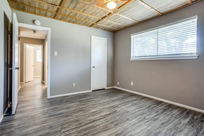 Building Photo - 607 Thrush Ave