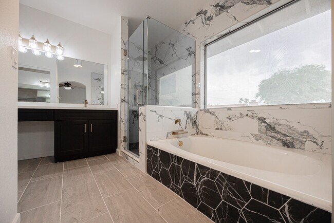 Building Photo - 11121 W Sunflower Pl