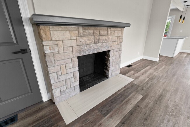 Building Photo - For Sale or Rent – Fully Renovated Stone R...