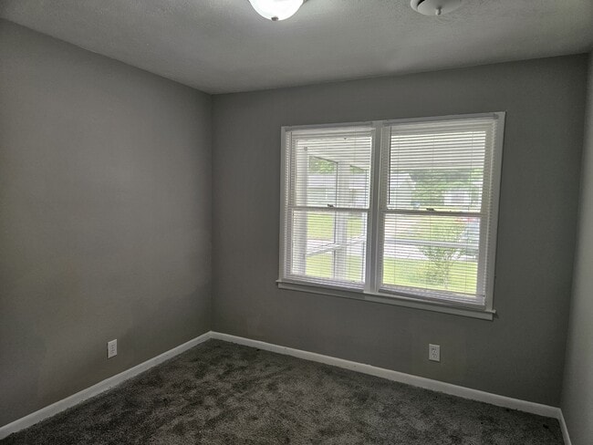 Building Photo - 640 Aubrey Dr
