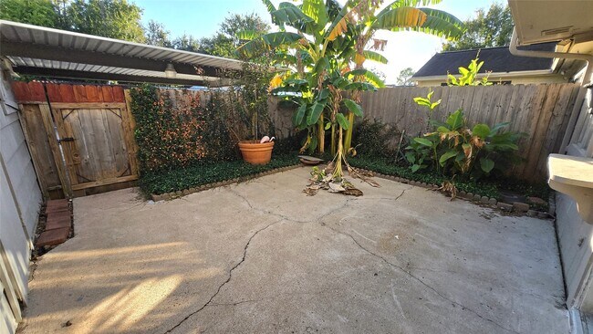 Building Photo - 6430 Bankside Dr