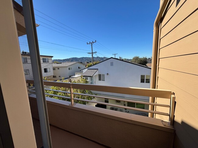 Building Photo - Remodeled 3 Bed 3 Bath Townhome for Rent in Glendale, CA