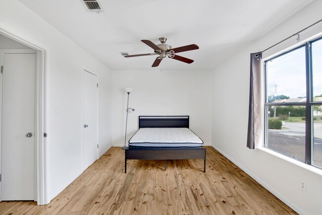 Building Photo - Modern Coastal Condo! View it today!