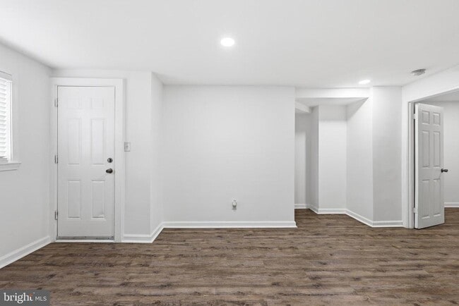 Building Photo - 3816 W Bay Ave