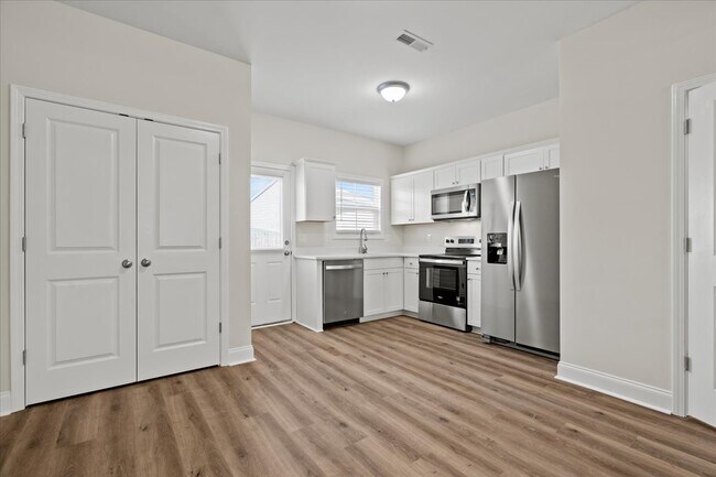 Building Photo - 2804 1/2 Alligator Rd