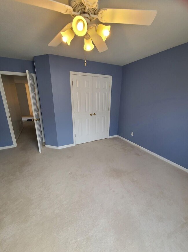 Building Photo - 5 Bedroom 2 and 1/2 bathrooms located in Cherry Hills Subdivision! Available Now!
