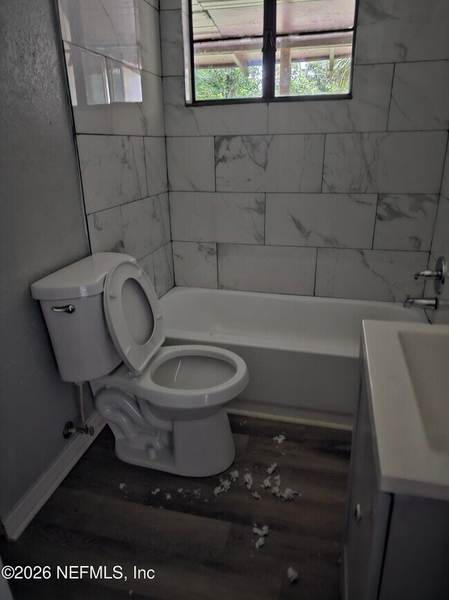 Building Photo - 1407 W 31st St