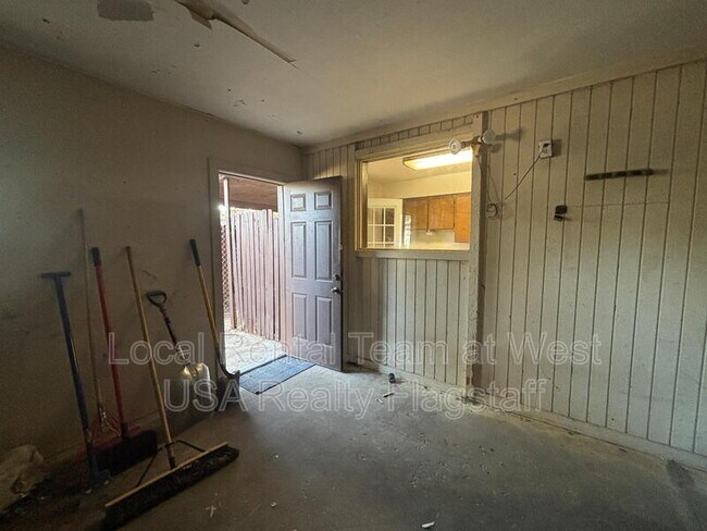 Building Photo - 4513 E Hollygreen Rd