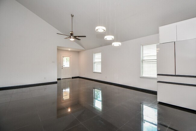 Building Photo - 2015 Treasure Mountain Dr