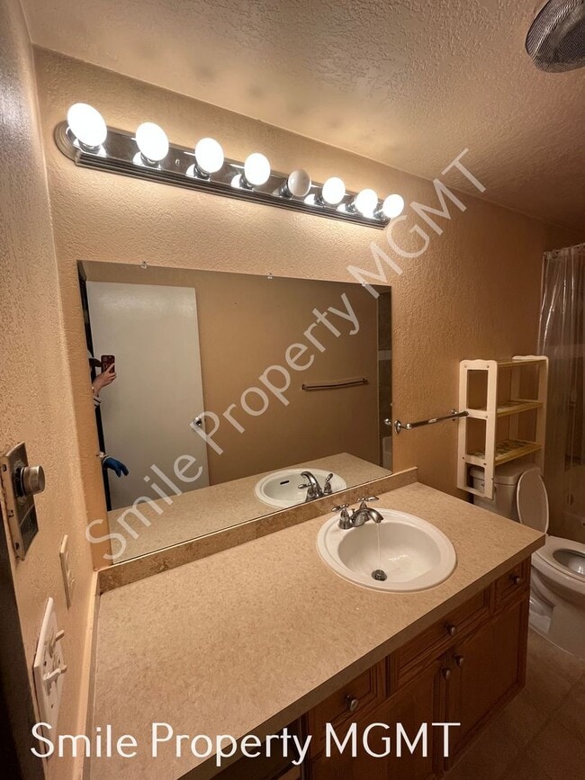 Building Photo - A charming ranch-style single-family home located in the Milwaukie area.