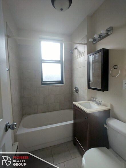 Building Photo - 814 W Diversey Pky