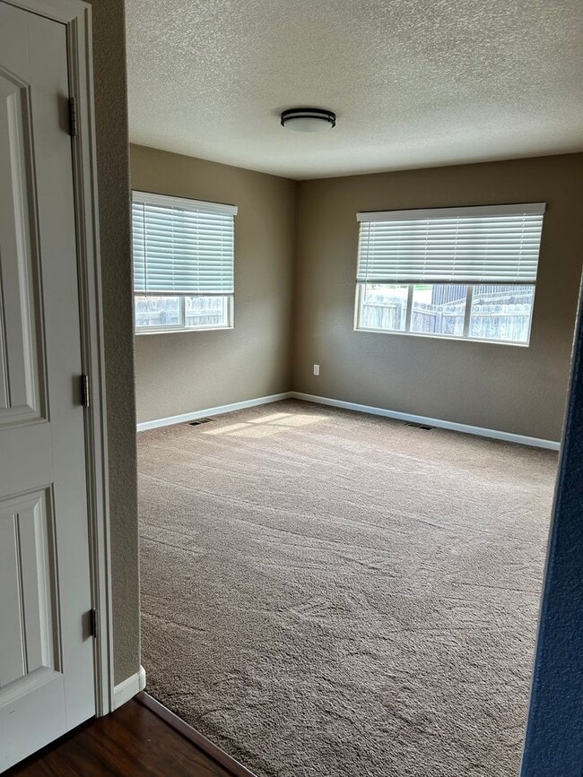 Building Photo - Beautiful 3 bedroom 2 1/2 bath