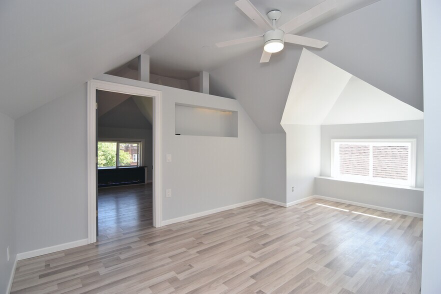 Building Photo - 220 N Austin Blvd