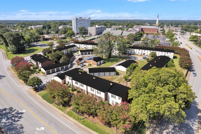 Building Photo - *NEWLY RENOVATED* 3 Bedroom Townhouse in Downtown Spartanburg