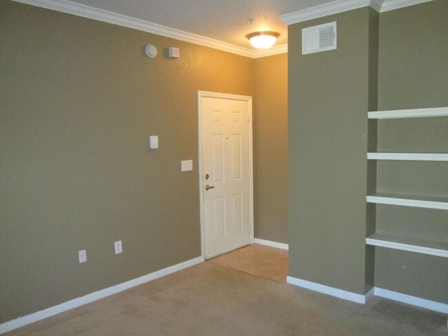 Building Photo - Cute 2 bedroom / 2 bath unit in beautiful ...