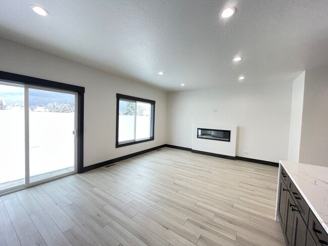 Building Photo - Brand New Hayden Townhome