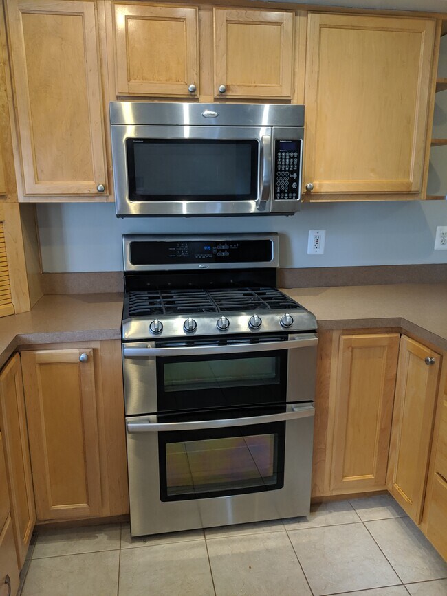 Double oven with gas cooktop - 46675 Winchester Dr
