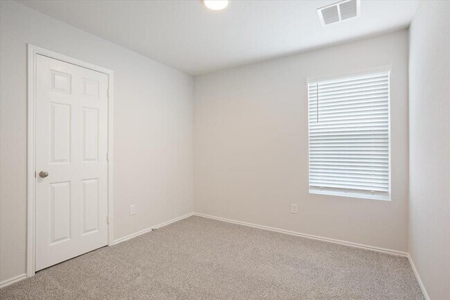Building Photo - 1122 Newey Cir