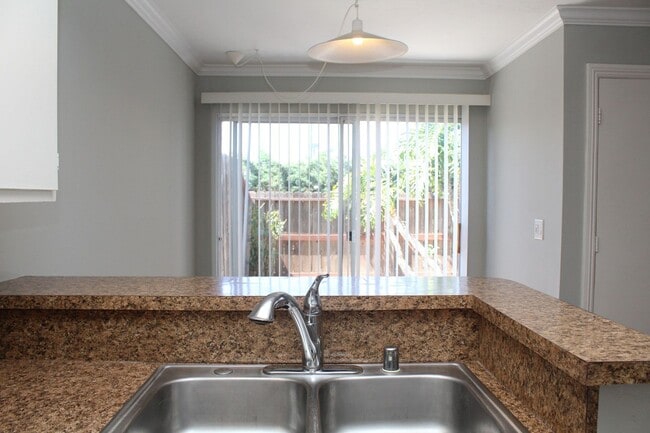 Building Photo - Spacious 3B/2.5BA UTC Townhouse w/ Garage,...