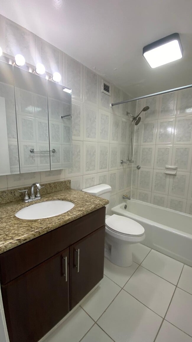 Building Photo - 400 Kings Point Dr