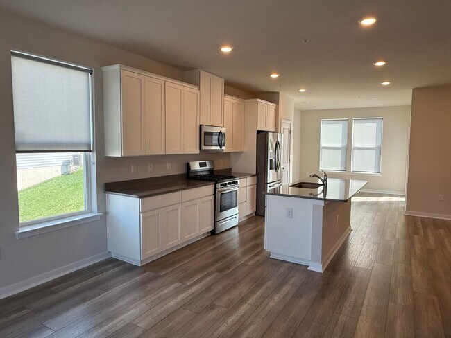 Building Photo - THREE BEDROOM/ END OF ROW TOWNHOME in Southern Lehigh Schools