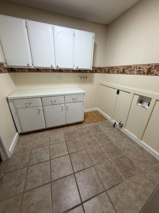 Building Photo - 3 Bedroom | 1 Bathroom | 2 Car Garage | Springfield MO!