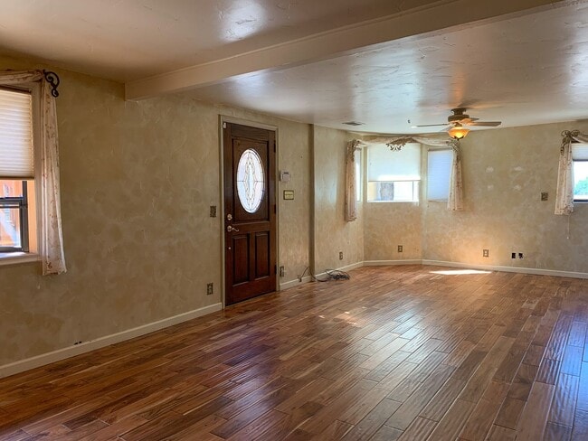 Building Photo - 2 Bedroom Country Home in Hollister