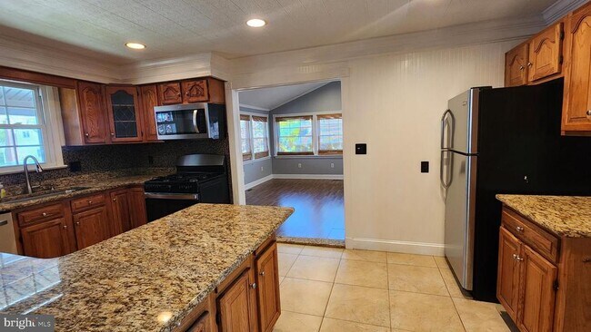 Building Photo - 318 Oakwood Ave