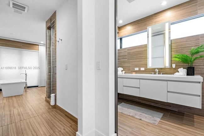 Building Photo - 310 SE 11th Ave