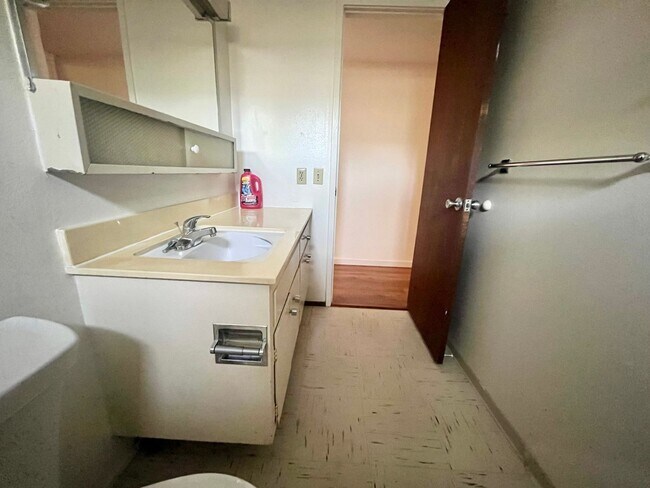 Building Photo - Charming 2-bedroom, 1-bath duplex with a yard