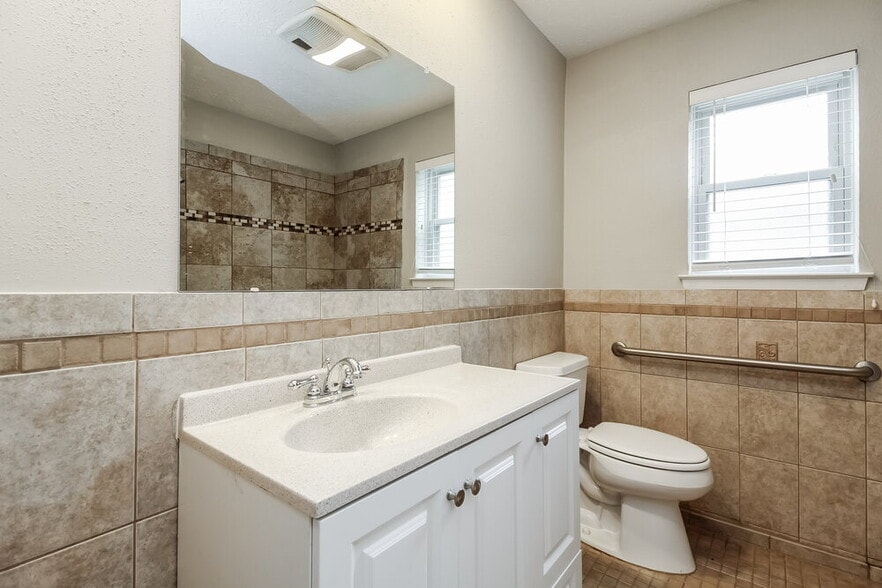 Building Photo - 2310 Overbrook Dr