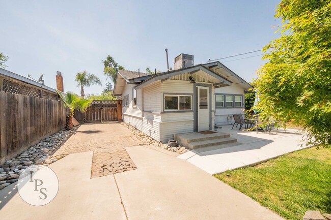 Building Photo - Beautifully Updated Fresno Tower Home, 3BR...