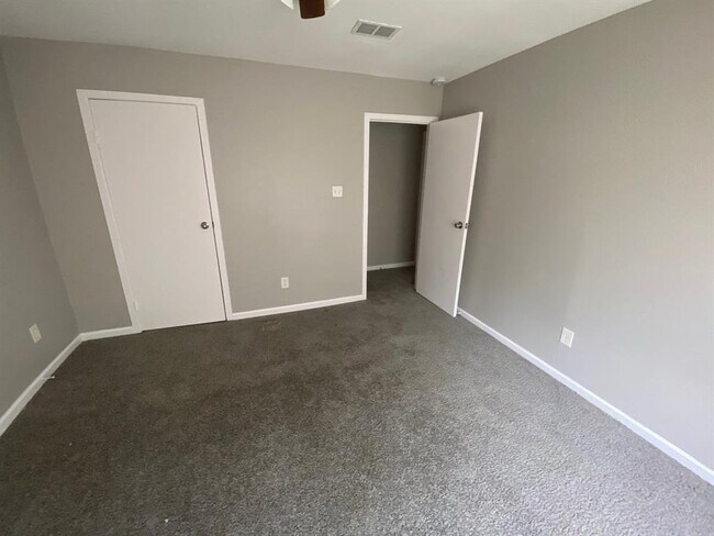 Building Photo - 2110 Hilton Head Dr