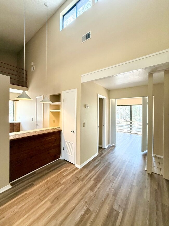 Building Photo - Remodeled!! Close to Shopping, VA Hospital and Hilaman Golf Course!