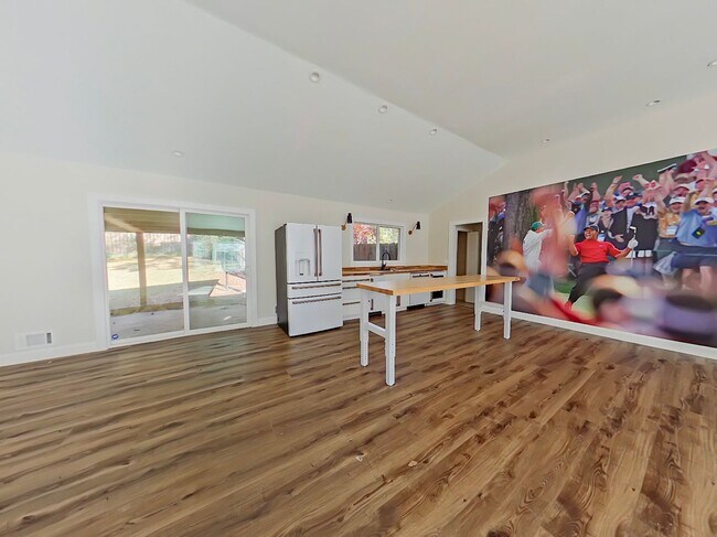 Building Photo - 3 Bedroom 2 Bath in National Hills