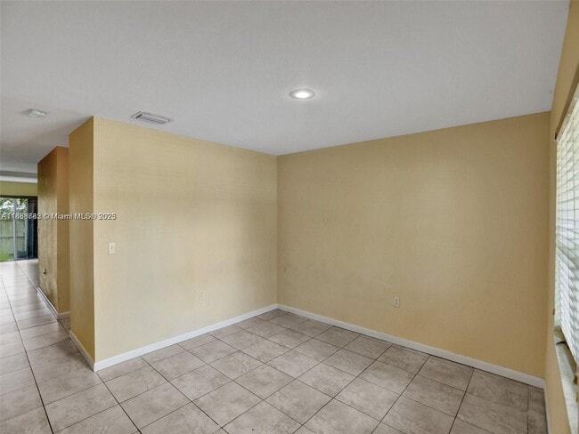 Building Photo - 425 NW 40th Ct