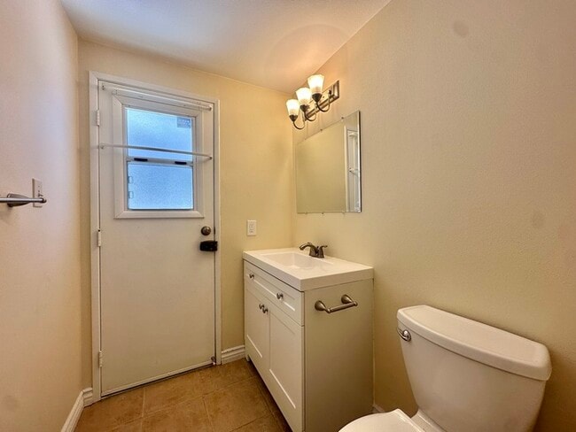 Building Photo - 4 Bedroom Home 3 Car Garage with Fenced Ya...