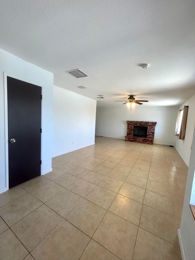 Building Photo - Spacious 3 Bedroom 2 Bathroom Home with Solar