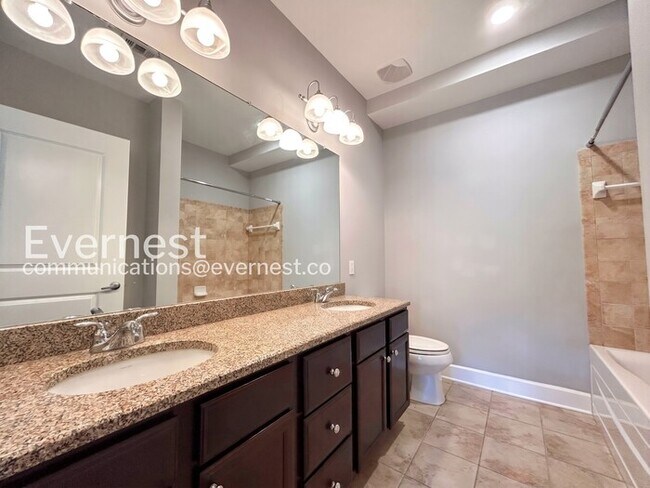 Building Photo - 3 Bed/2.5 Bath Condo with Modern Amenities / Available Now!