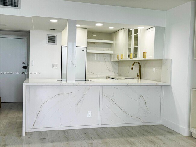 Building Photo - 3140 S Ocean Dr