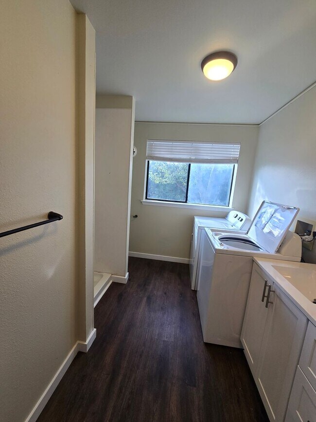 Building Photo - Amazing 3 bed with option for 4th bedroom ...