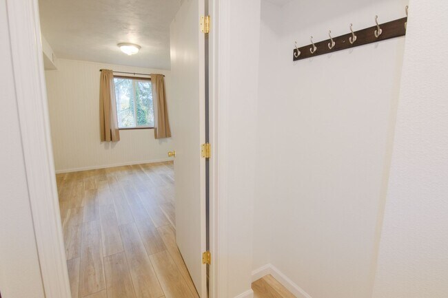 Building Photo - 3 bedroom 2 bathroom duplex in South Eugene!