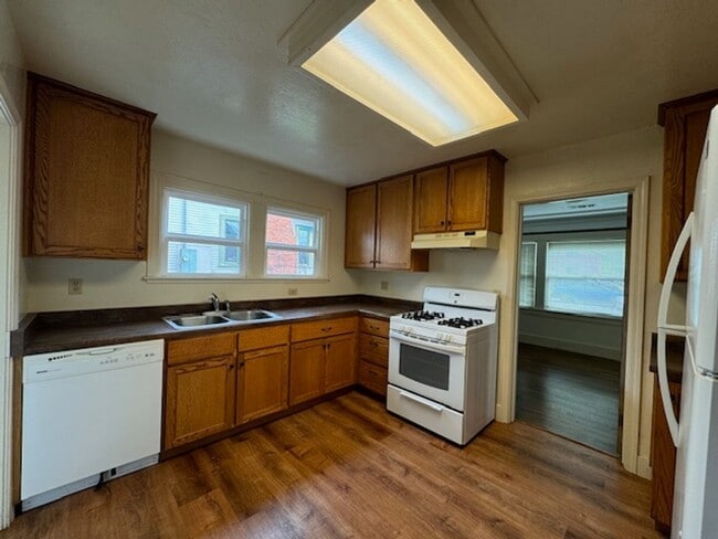 Building Photo - 1841 H St