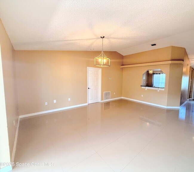 Building Photo - 2075 4th Ave SW