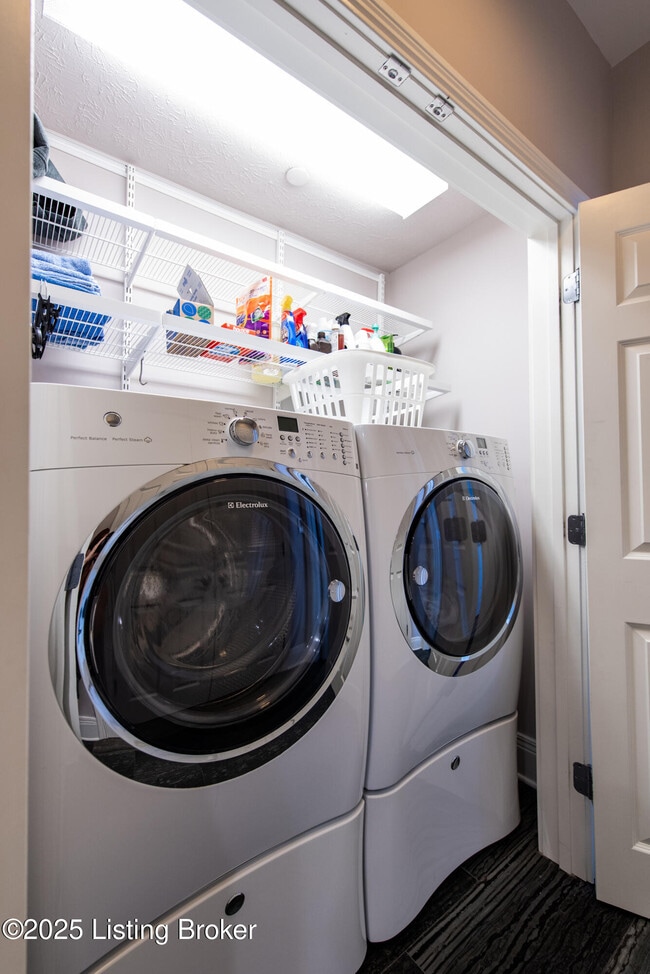 Building Photo - 133 S 3rd St