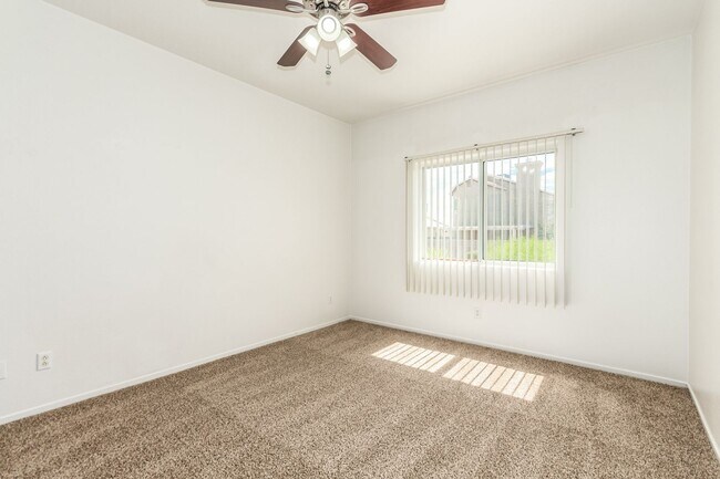 Building Photo - HCVP considered!  SAHARA & SLOAN AREA/ GAT...