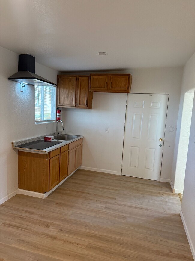 Building Photo - 560 Meadowlake Rd